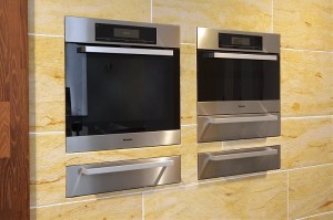 Designorientierter Backofen, Dampfgarer und Wärmeschublade; Küchengeräte in die Wand integriert